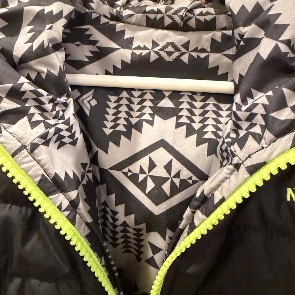 The North Face Jacket boys 4T - Picture 3 of 9